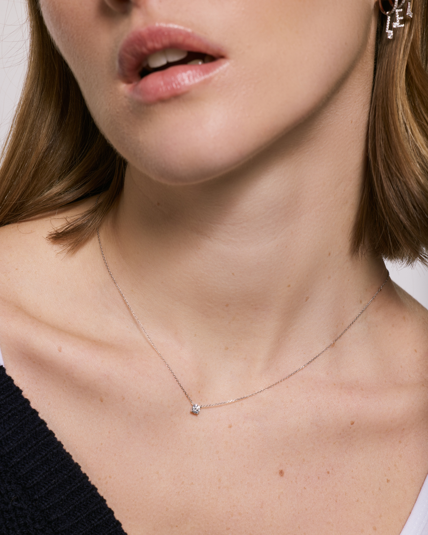 Collier diamant solitaire 0,25 carat en or massif 375 jaune porté en ras du cou