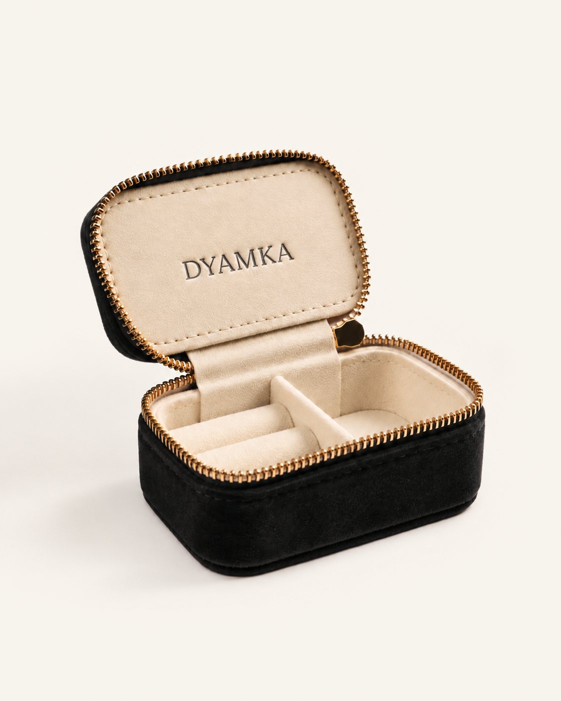 Écrin DYAMKA ouvert pour bijou en or massif, intérieur crème et compartiments, packaging joaillerie élégant